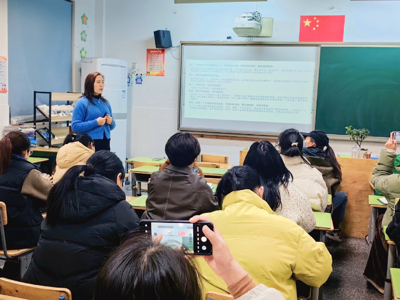 【藍(lán)鯨快訊】藍(lán)鯨心理首席咨詢師葛群亞受邀為裘市小學(xué)講座—關(guān)愛師生身心健康，共筑校園和諧發(fā)展